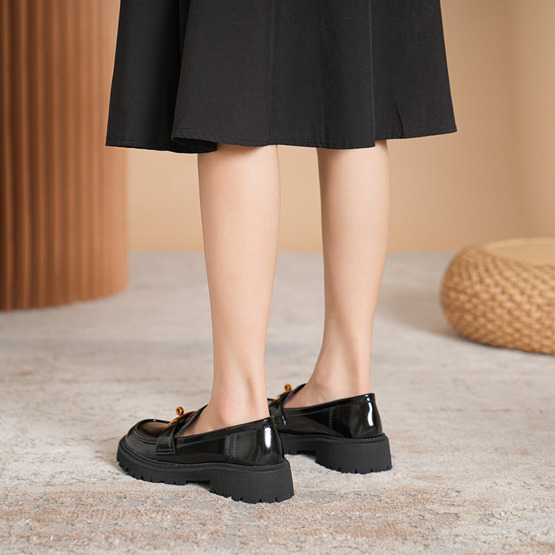 Giày lười nữ da mềm mũi tròn đế dày khóa vàng gót vuông 3–5 cm — Màu đen