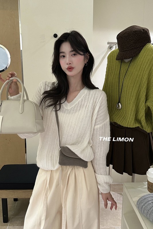 the limon柠檬绿茶2025秋季温柔慵懒风坑条镂空V领长袖套头毛衣女|undefined