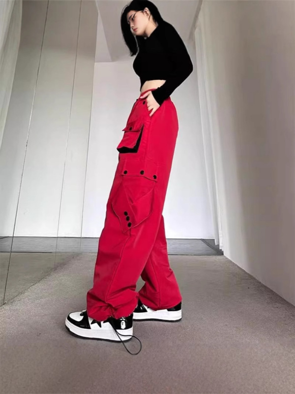 赤い工装ズボンの女性2025の新型はやせています。|undefined