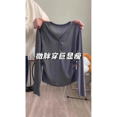 Vネックのシンプルなデザイン感があります。