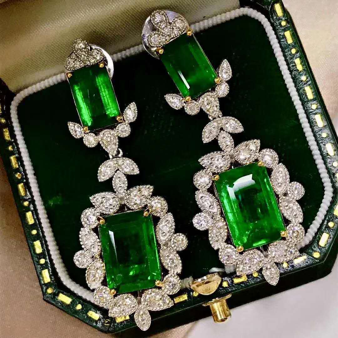 Neue Luxus-intarsien-ohrringe Mit Natürlichen Smaragd-diamant-imitaten display picture 2