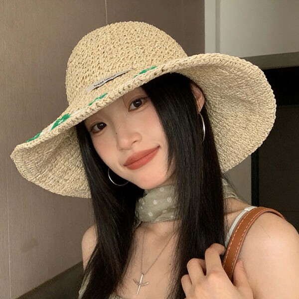 Beach sun hat solar-powered