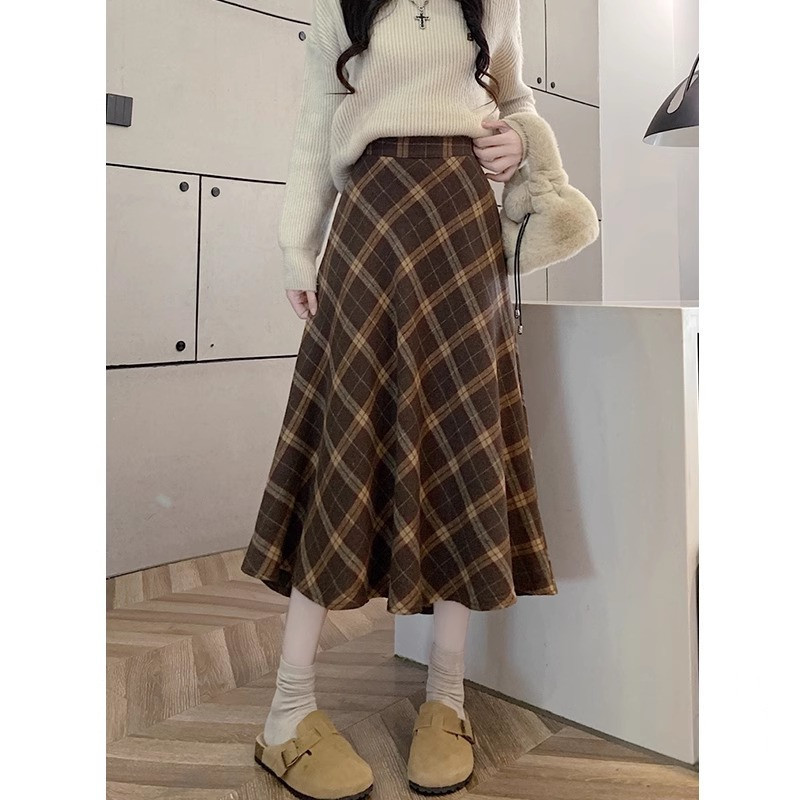 Long retro brown colored woolen autumn demi-season long skirt