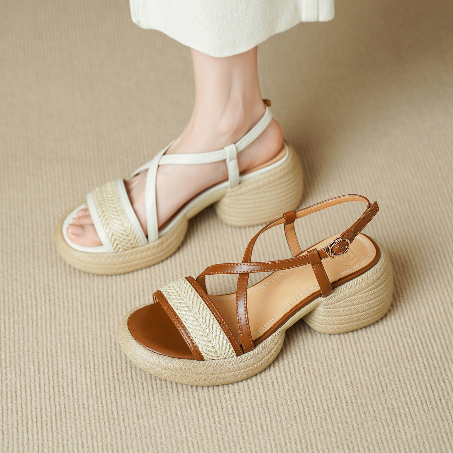 Sandal cao gót nữ mũi hở quai chéo khóa ngang gót dày — Màu nâu nhạt