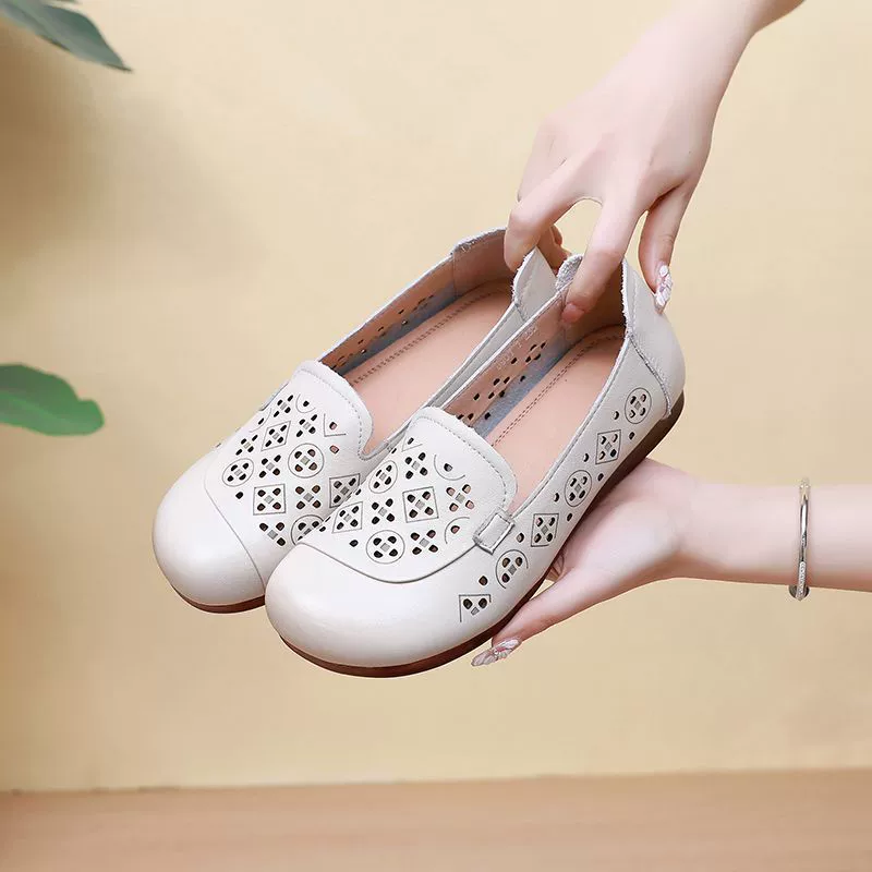 Летние белые женские сандалии для медсестер на плоской подошве, кожаные туфли с отверстиями для женщин среднего и пожилого возраста, обувь для мам с мягкой подошвой и перфорацией