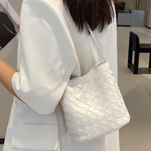 头层小羊皮包包女士编织包2026新款时尚潮流百搭真皮斜挎水桶包女