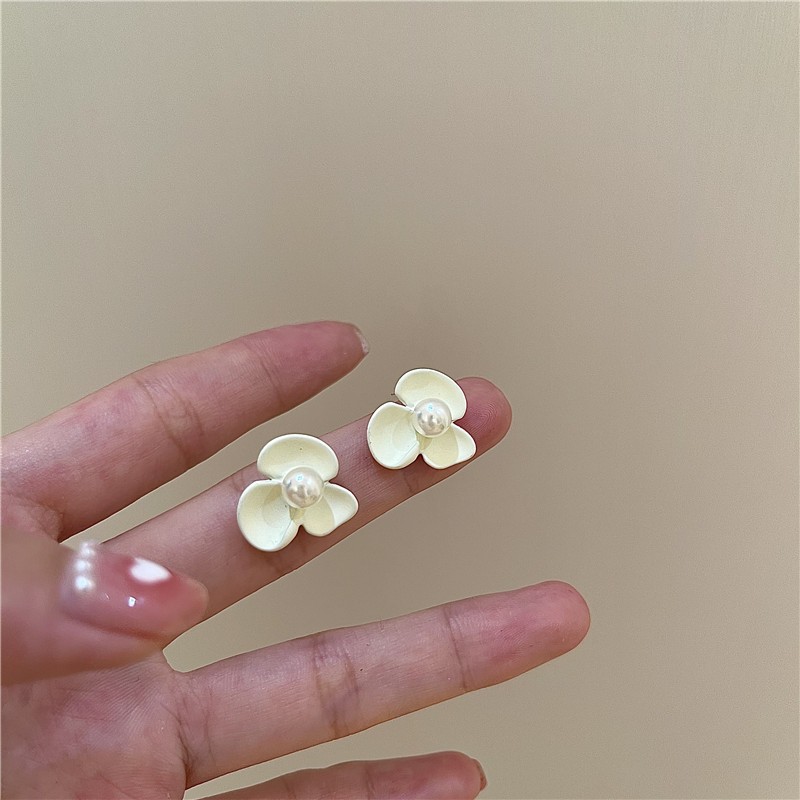 Earrings flower-shaped from pearl