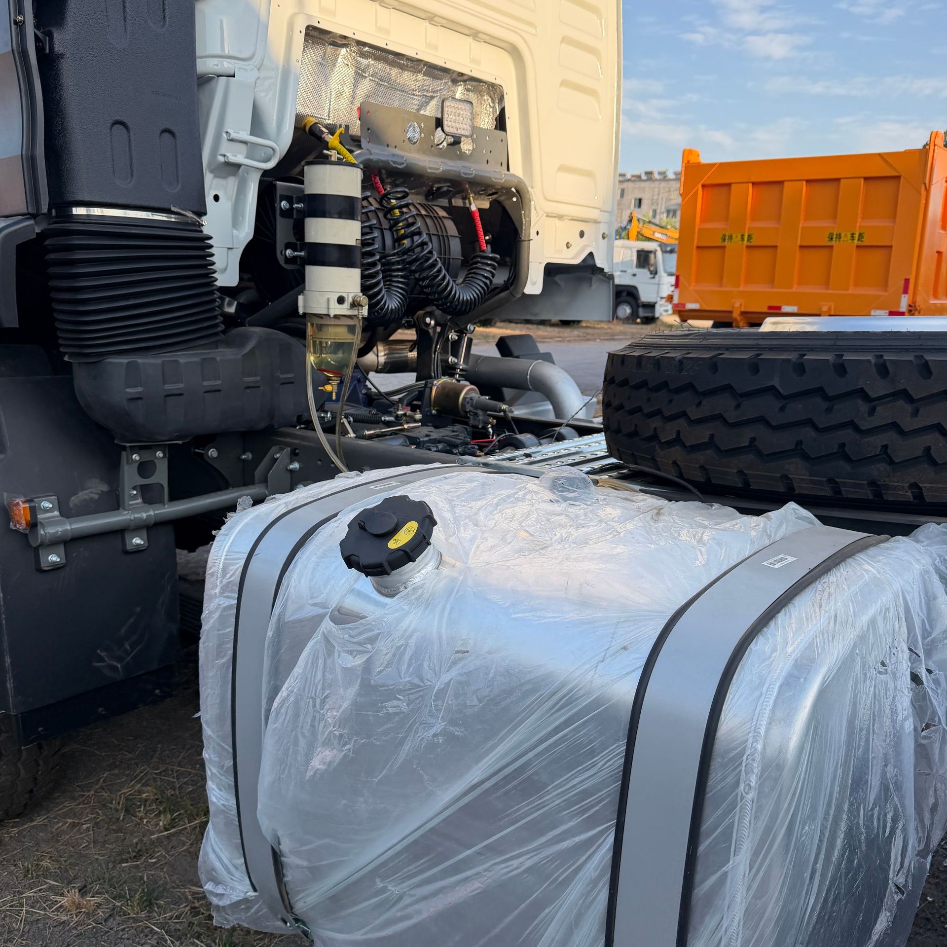 Exporting heavy-duty HOWO TX6X4 tractor head, HOWO tractor, semi-trailer, 440 horsepower towing unit