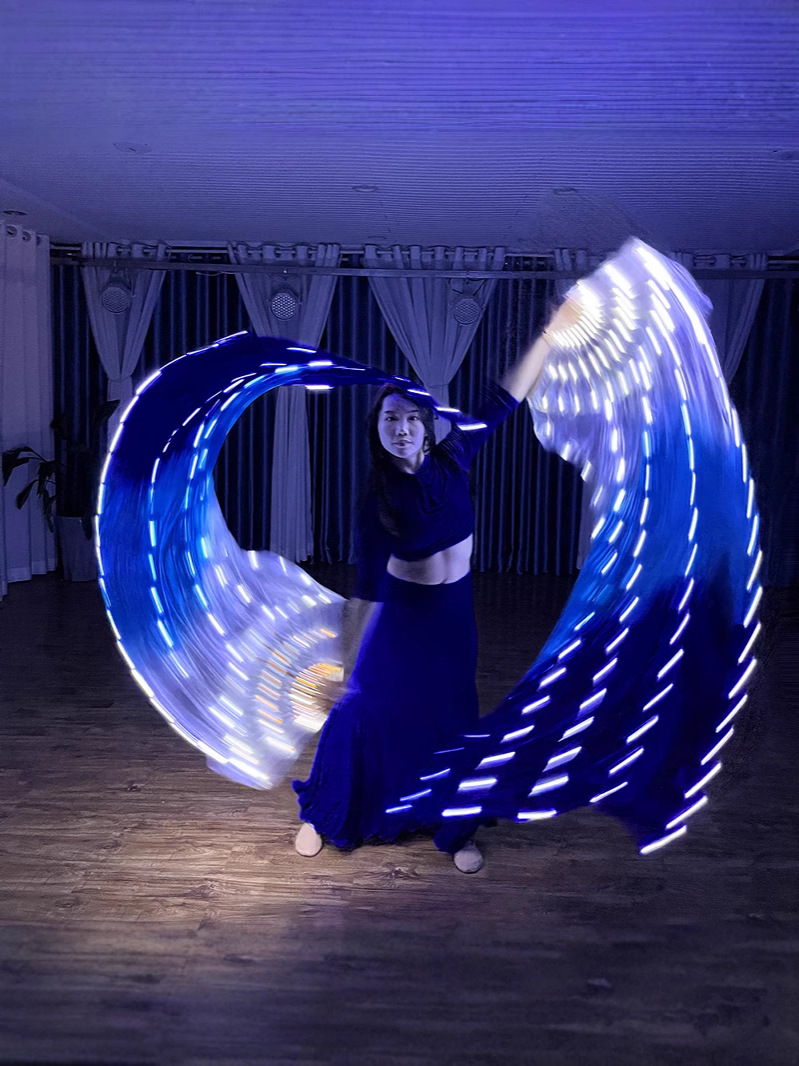 Ventilador LED con degradado de seda blanco y azul, recargable, accesorio para baile, actuaciones en bares, venta directa de fabricante.
