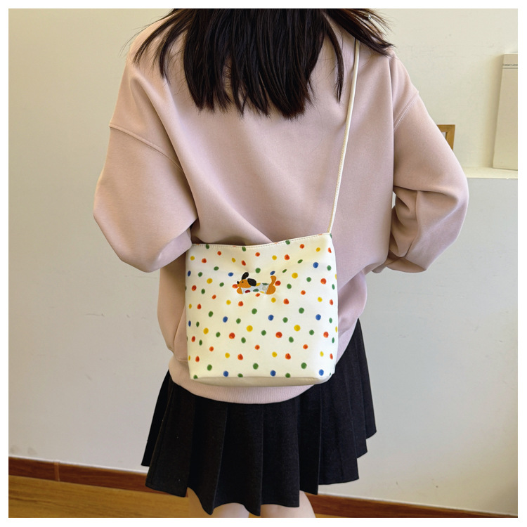 This year, polka dot canvas bags are in vogue for women's autumn and winter 2024. The new versatile commuter single-shoulder crossbody bag is in vogue undefined