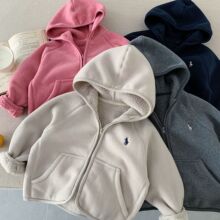 儿童摇粒绒外套2025冬季新品男女童刺绣连帽绒外套宝宝纯色拉链衫