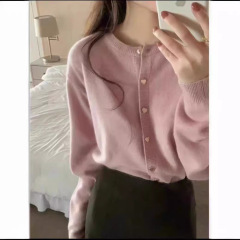 ピンクのセーターのコートの女性2024秋冬の新型の柔らかいモチモチの丸首の短いタイプの優しい愛のボタンのニットのカーディガンの上着