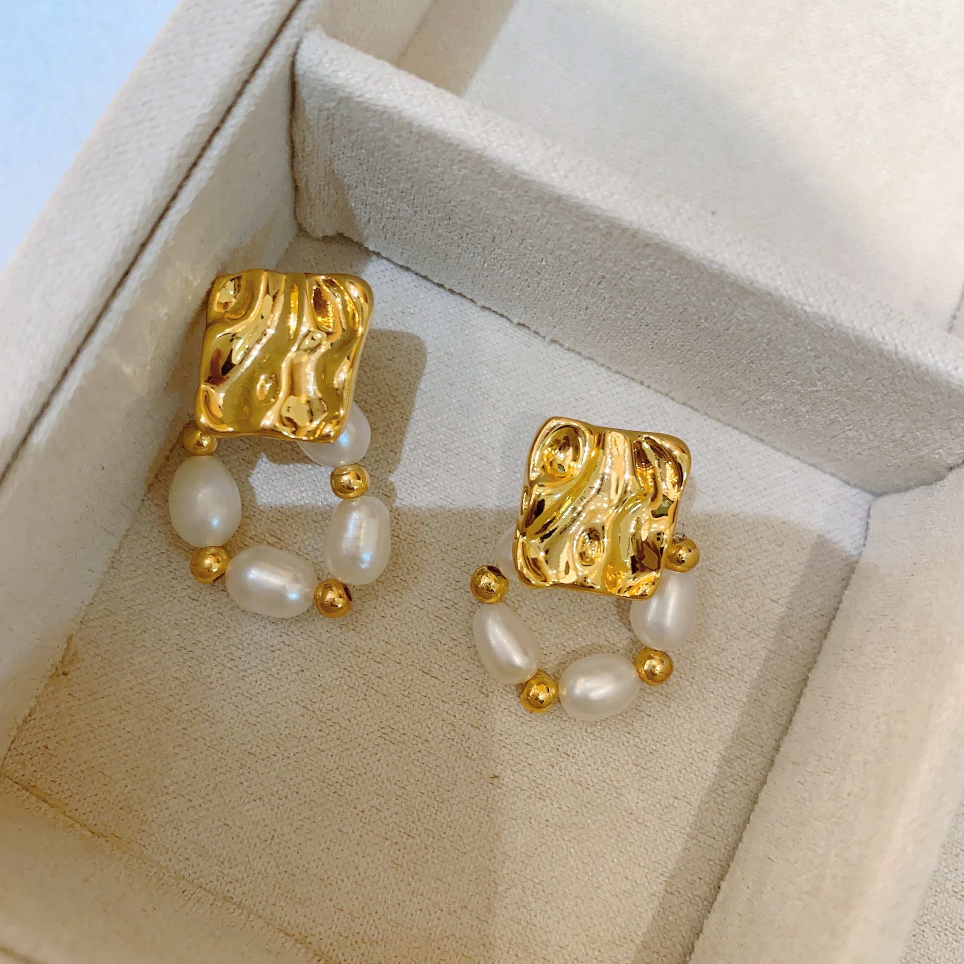 Style de créateur, individualité, style froid, boucles d'oreilles carrées en métal, tempérament, cercle de perles d'eau douce et petit sens du design._voghion.com