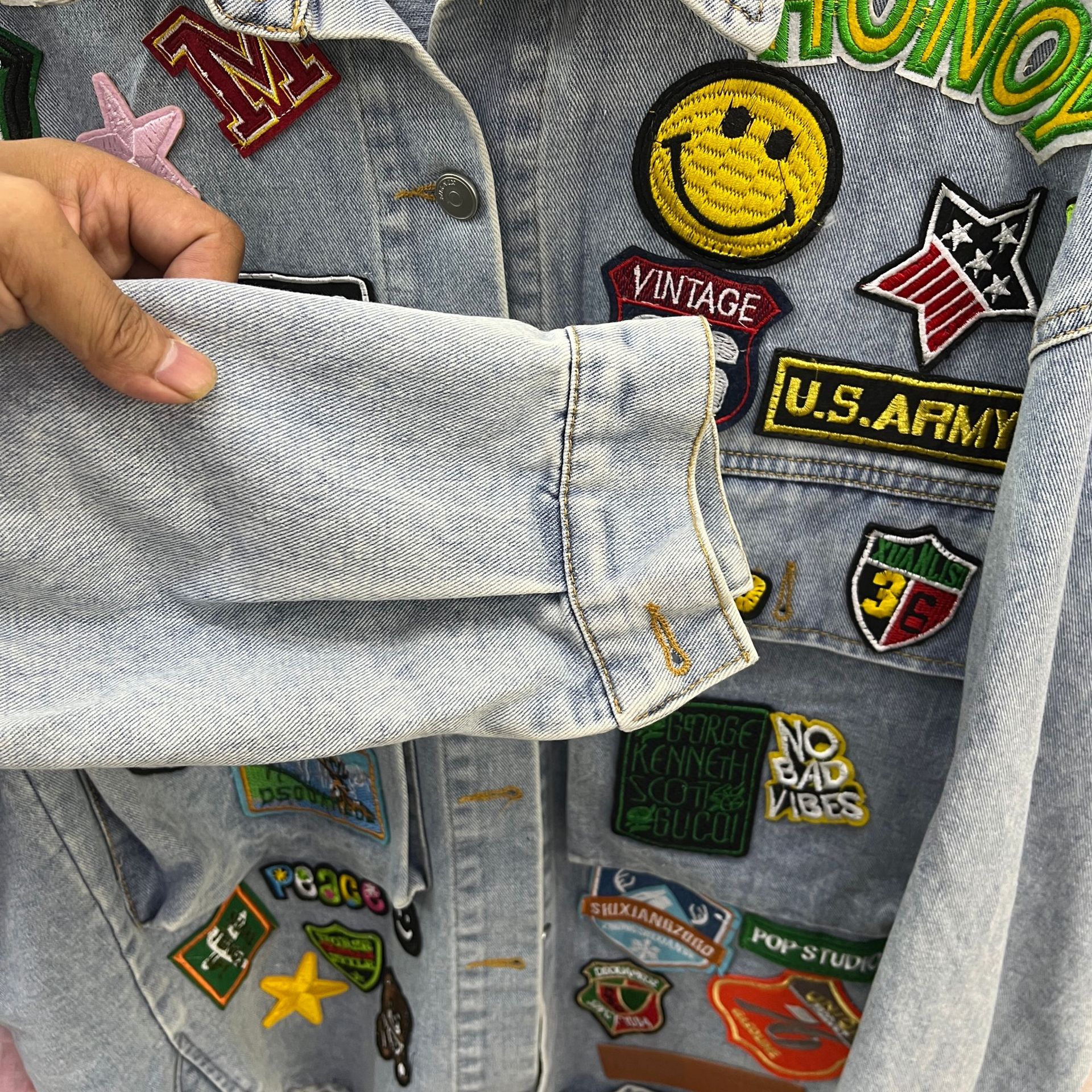 Personaliséiert Bréiflabel am Dammekleederstil, locker Jeansjacket fir Fraen, modesch a stilvoll, mëttellaang Jeanshemd fir d'Altersbeschränkung_voghion.com