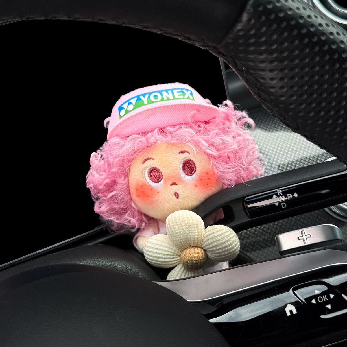 Roll-up small freckle car dashboard decoration, interior windshield wiper, turn signal, doll decoration, figurine, cute for girls