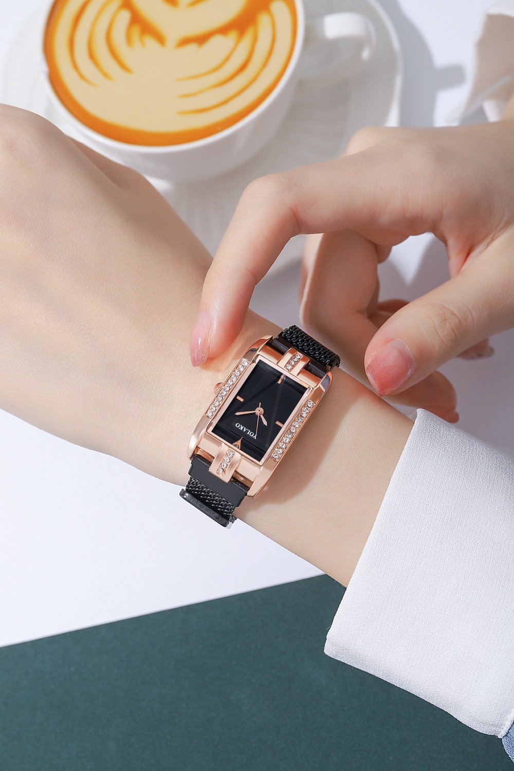 Nuovo cinturino in magnetite con orologio al quarzo da donna con design a triangolo invertito, stile quadrato, stile OL, con diamanti intarsiati_voghion.com