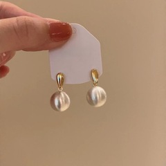 優しい気質のクリームホワイトC型ビーンイヤリング、女性用、シンプルなニッチデザイン、軽い高級感と高級感のあるイヤリング。