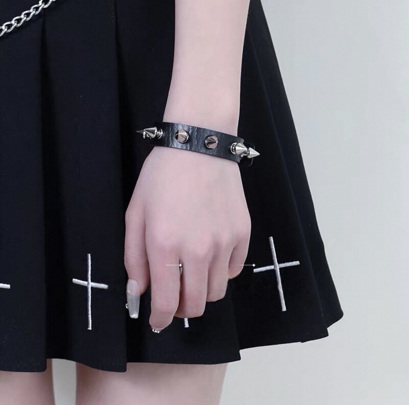 Japanese and Korean Fashion Subculture Dark Punk Style Rivet Bracelet Fashion Leather Bracelet Rock Couple Wristband Bracelet Japanese and Korean Fashion Subculture Dark Punk Style Rivet Bracelet Fashion Leather Bracelet Rock Couple Wristband Bracelet
