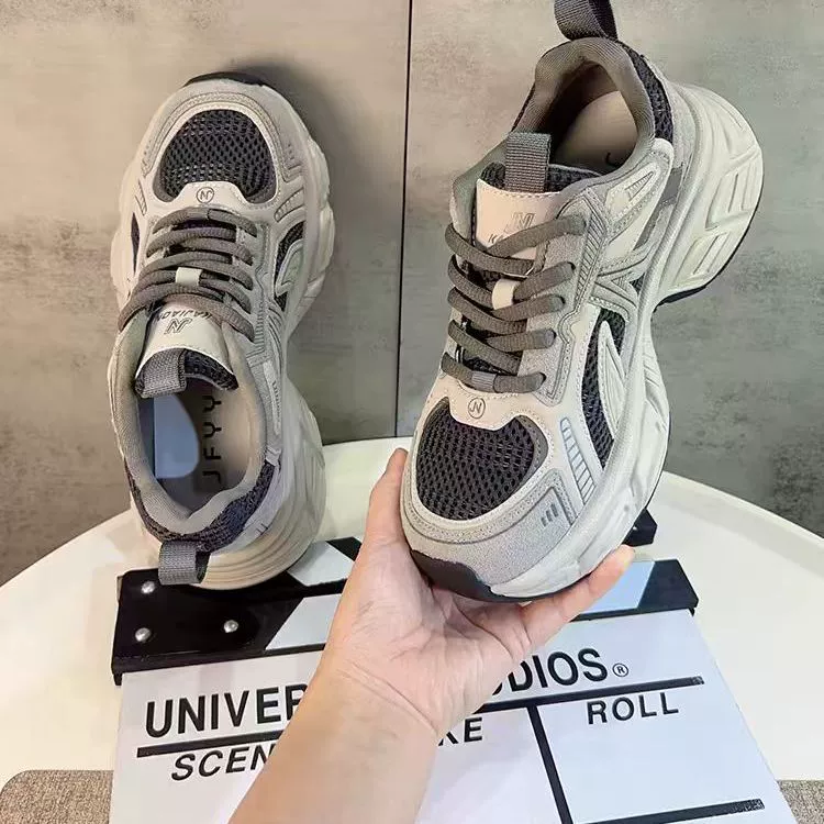 Корейская версия повседневной обуви папы женская толстая подошва 2025 новая модная мода дышащая нога маленькая мягкая кожаная спортивная обувь