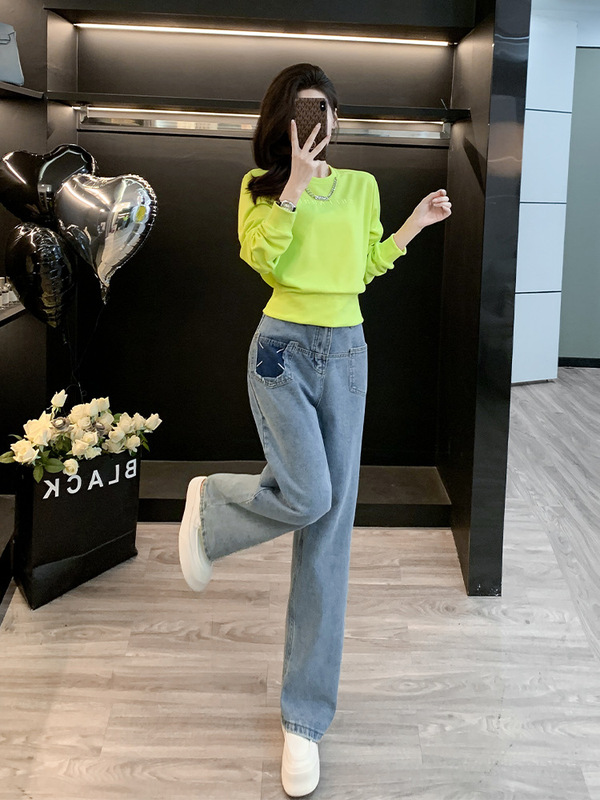 Fashionable jeans match a set of women's autumn New Green simple style waist-tight round neck sweater two-piece set for women