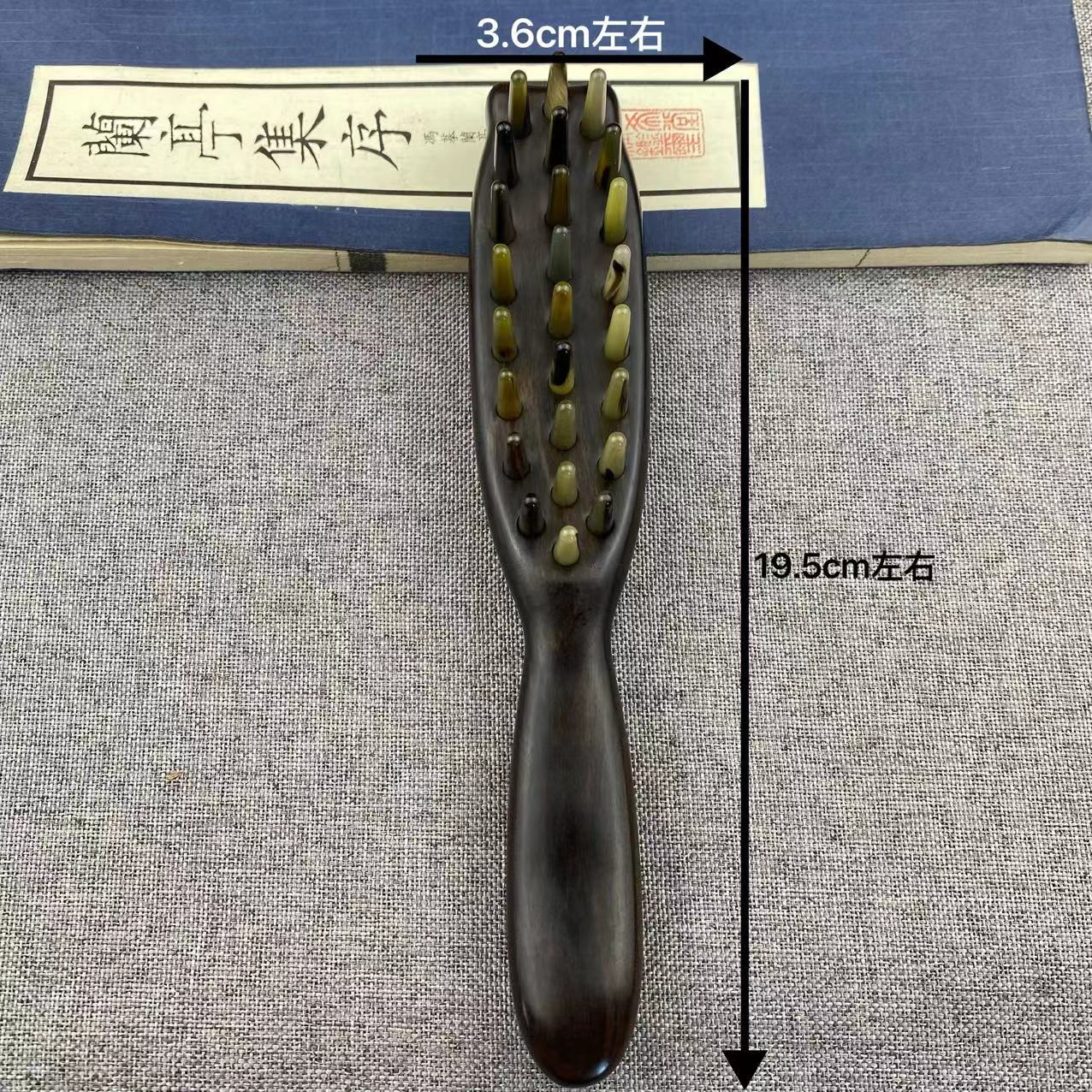 손잡이가 있는 보라색 백단 올빼미 뿔 25개의 송곳니 마사지 빗