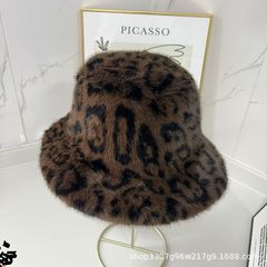 ヒョウ柄の漁師の帽子の女性の秋冬の毛の絨毛は厚くて保温して顔の小さい盆の帽子を現します。