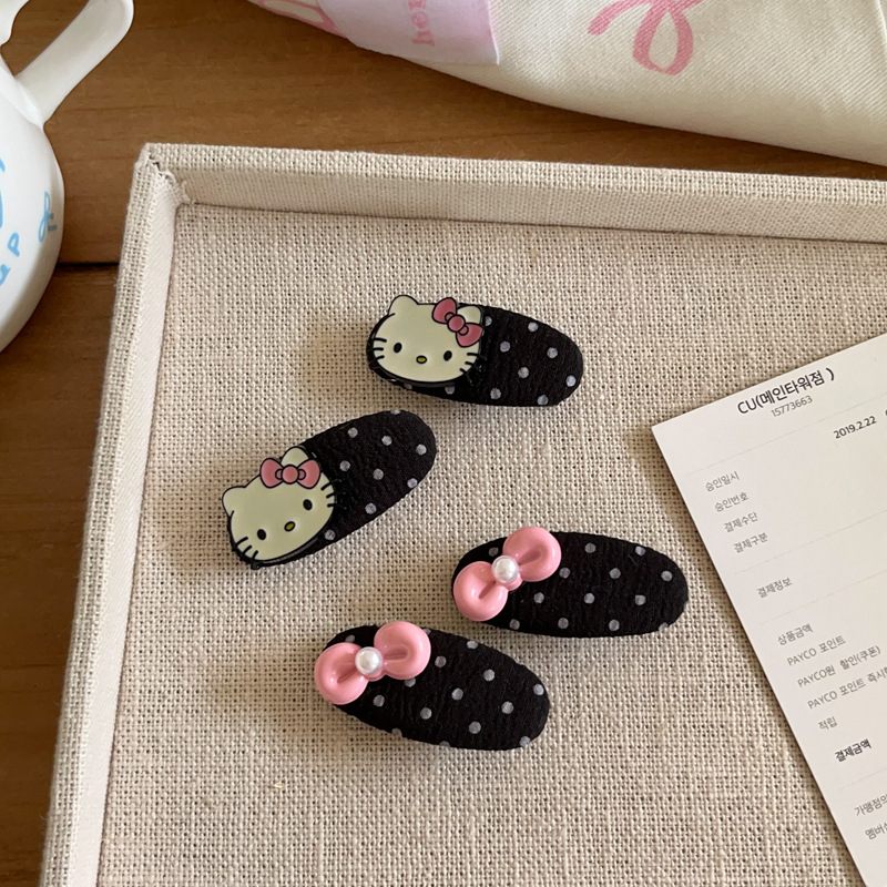 かわいい白黒の波点kt蝶結びのアヒルの口は甘い妹を挟みます。
