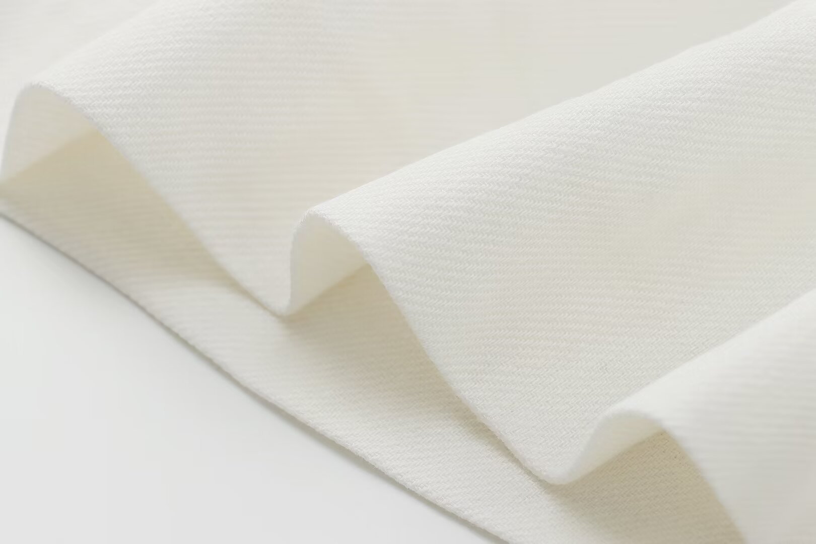 Pantaloni pieghettati in misto lino da donna, stile estivo 2024_voghion.com