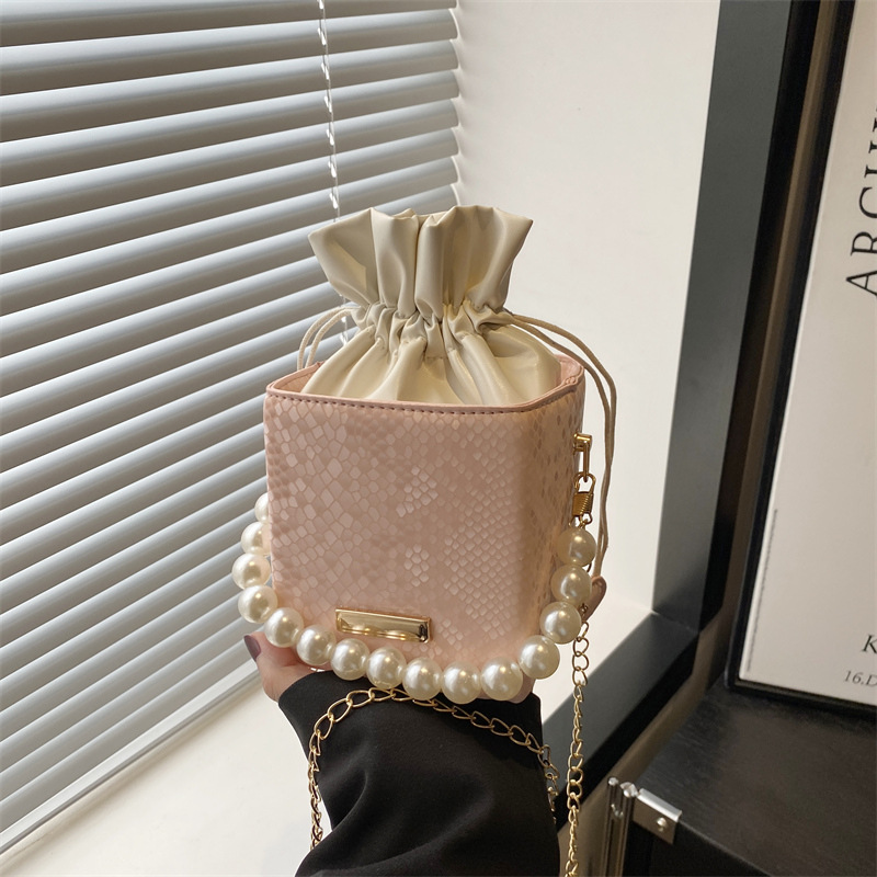 Borsa a tracolla casual leggera di lusso all'ingrosso alla moda di nicchia con perle da donna, modello secchiello, primavera 2025_voghion.com