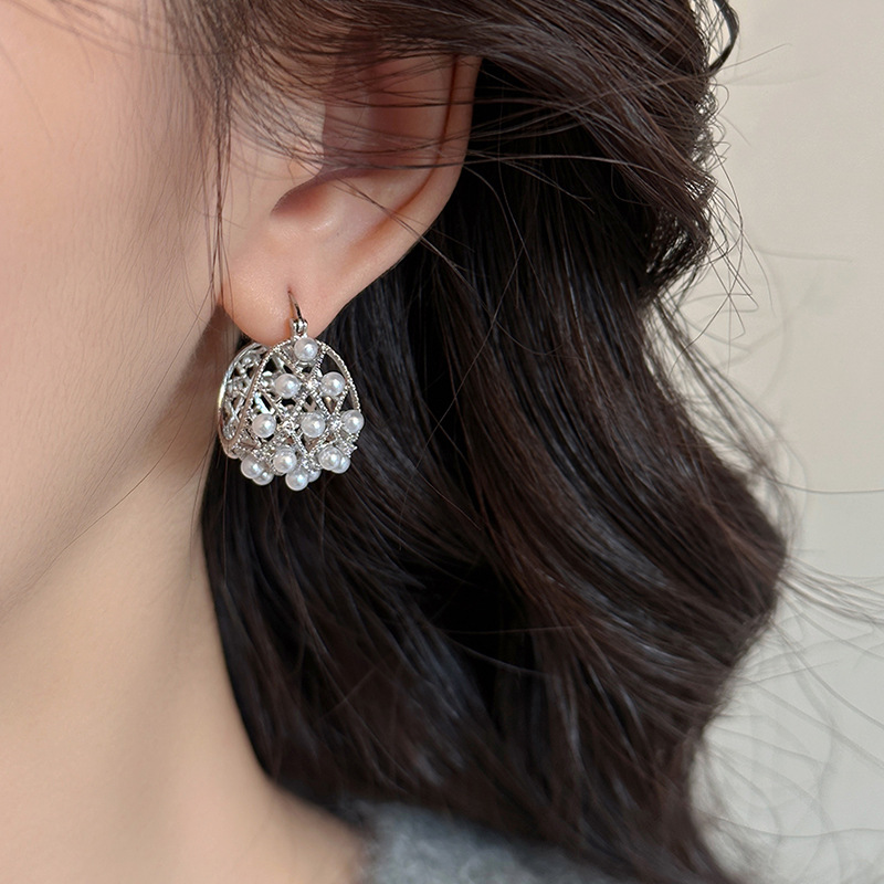 Cuna hueca en forma de U, botones de oreja de perlas, nuevos pendientes de temperamento único, lujo ligero, pendientes de alta gama, sentido del diseño, nicho