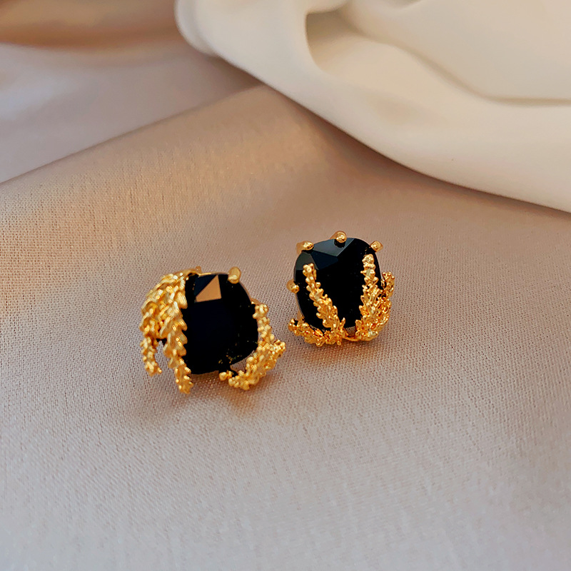 Pendientes geométricos con pliegues irregulares con cuentas de vidrio con aguja de plata Pendientes de alta calidad de temperamento negro Pendientes ligeros de lujo