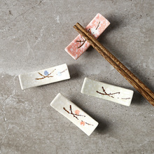 日式筷子架创意简约釉下彩陶瓷架迷你勺子托筷托架子梅花托架批发