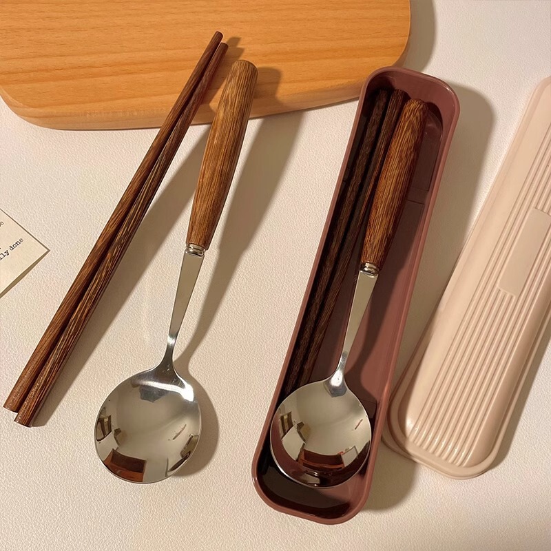 キャラメル色の手羽木 ~ レトロ高級感箸スプーン木柄学生は外出して携帯食器セットを持っています。|undefined