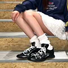 非対称靴の舌ボクシング靴の女性の厚い底には、先の尖った運動靴の中に高くなっています。