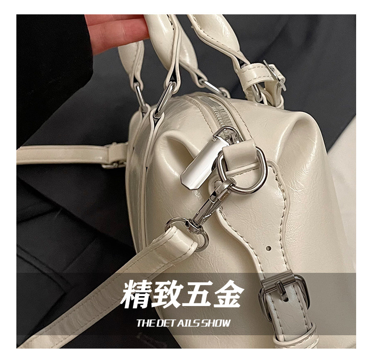 Korean version hand-held bowling bag for women 2025 new retro niche commuting pillow bag versatile single-shoulder crossbody bag Application Scenario