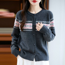 浣熊绒圆领针织开衫长袖女包扣提花保暖上衣外套25秋冬新款复古