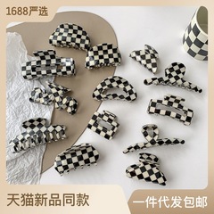 白黒のチェス盤の髪をつかんで、女性の髪を挟んで、後頭部を挟みます。