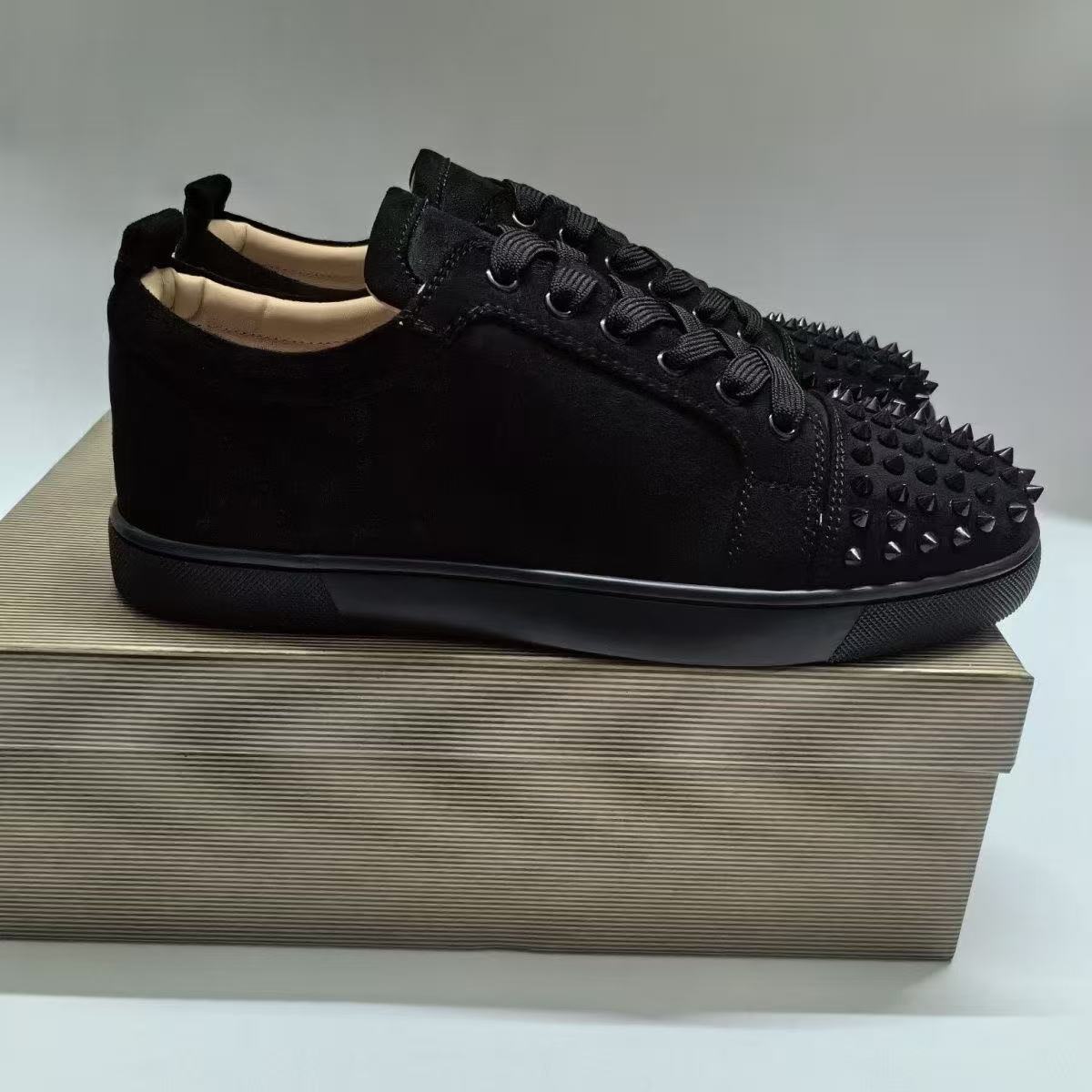 Estación europea cl remaches eléctricos zapatos de suela roja de tendencia universal remaches pareja de moda casual zapatos casuales de moda europea