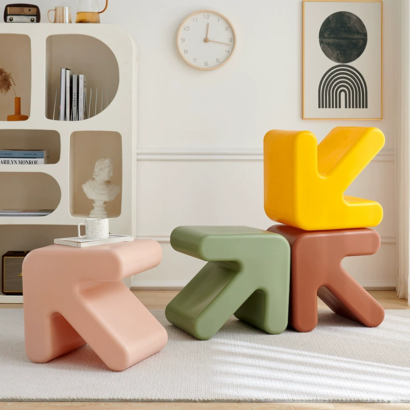 Маленький скандинавский табурет для домашнего использования, детская скамейка, креативный дизайн стрелки, утолщенный пластиковый дверной проем для примерочной, модный низкий табурет для смены обуви.