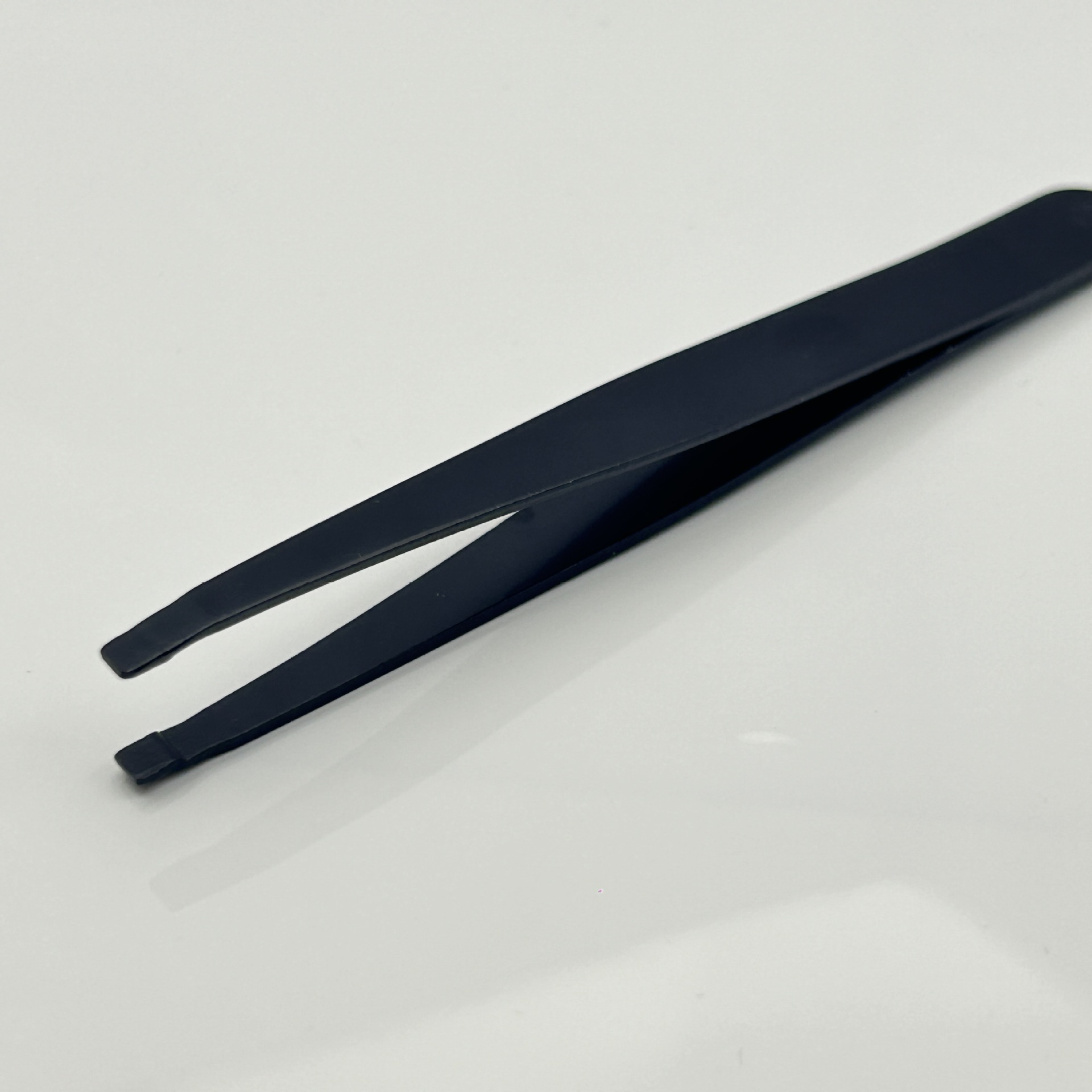 검은색 편평한 입