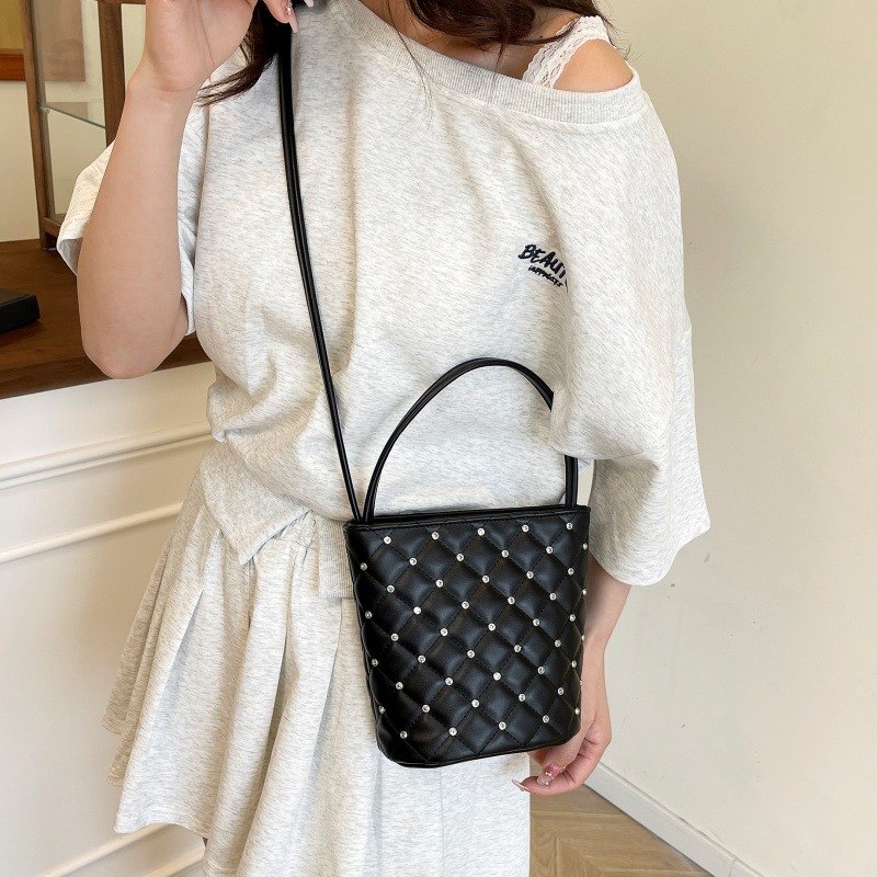 Bolso de cubo Xiaoxiangfeng 2025 verano nuevo estilo bolso de hombro con incrustaciones de diamantes de estilo occidental bolso de mensajero de hilo bordado de diamantes mujer