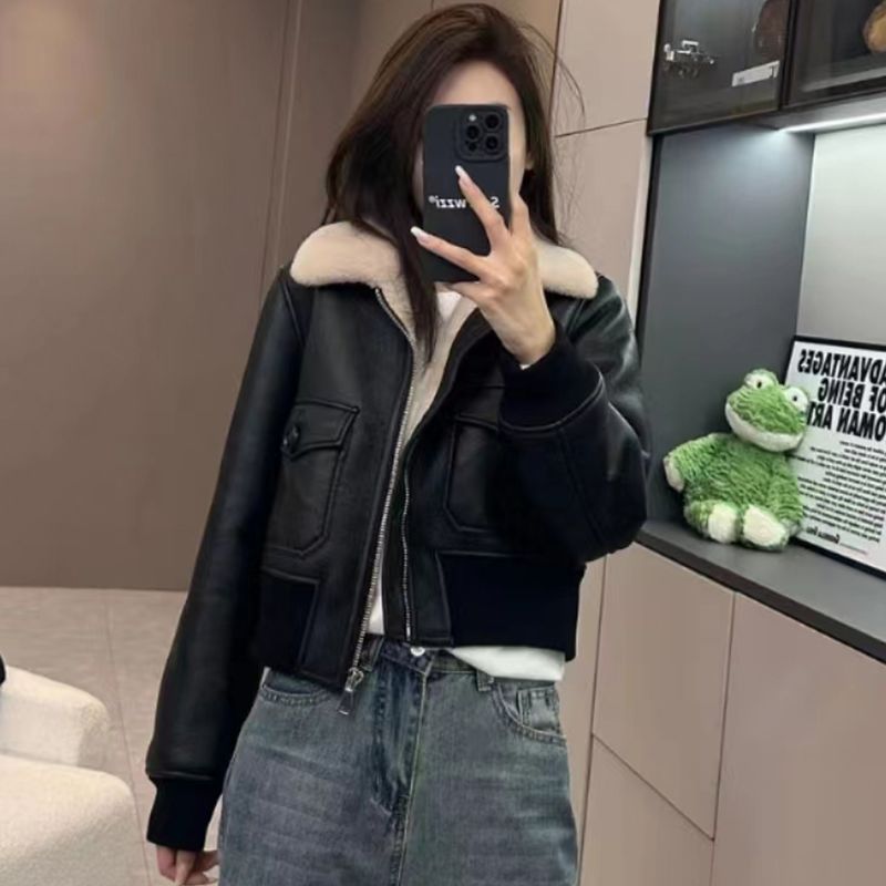 Autumn and Winter New Short Leather Jacket for Petite Women, Thickened Leather Jacket, Fashionable and Stylish Women's Lamb Wool Motorcycle Jacket