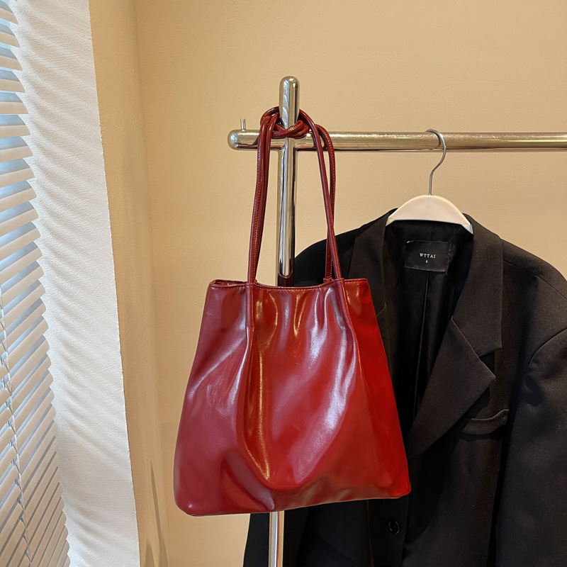 Bolso de hombro simple de diseño de nicho coreano para damas 2024 invierno nuevo bolso de moda de gran capacidad retro