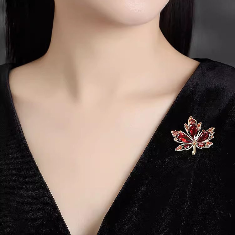 Nuova spilla da donna di alta gamma a forma di foglia d'acero con cristalli, design unico, accessorio per abito._voghion.com