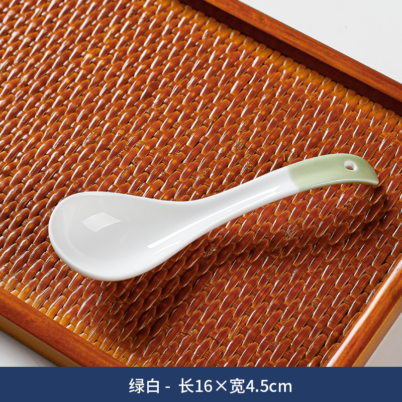 Cuchara de sopa pequeña de estilo japonés cuchara de cerámica azul y blanca creativa hogar engrosada mango curvo anti-escaldado comiendo cuchara de sopa al por mayor
