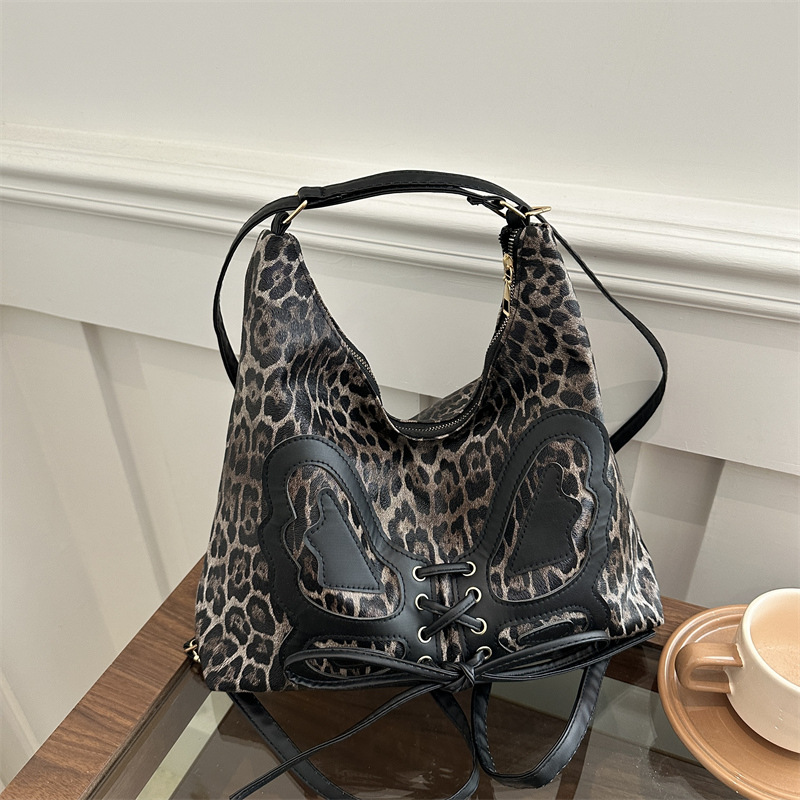 Mochila de arco de gran capacidad para mujeres 2025 primavera nueva mochila retro textura de viaje elegante bolsa de mano