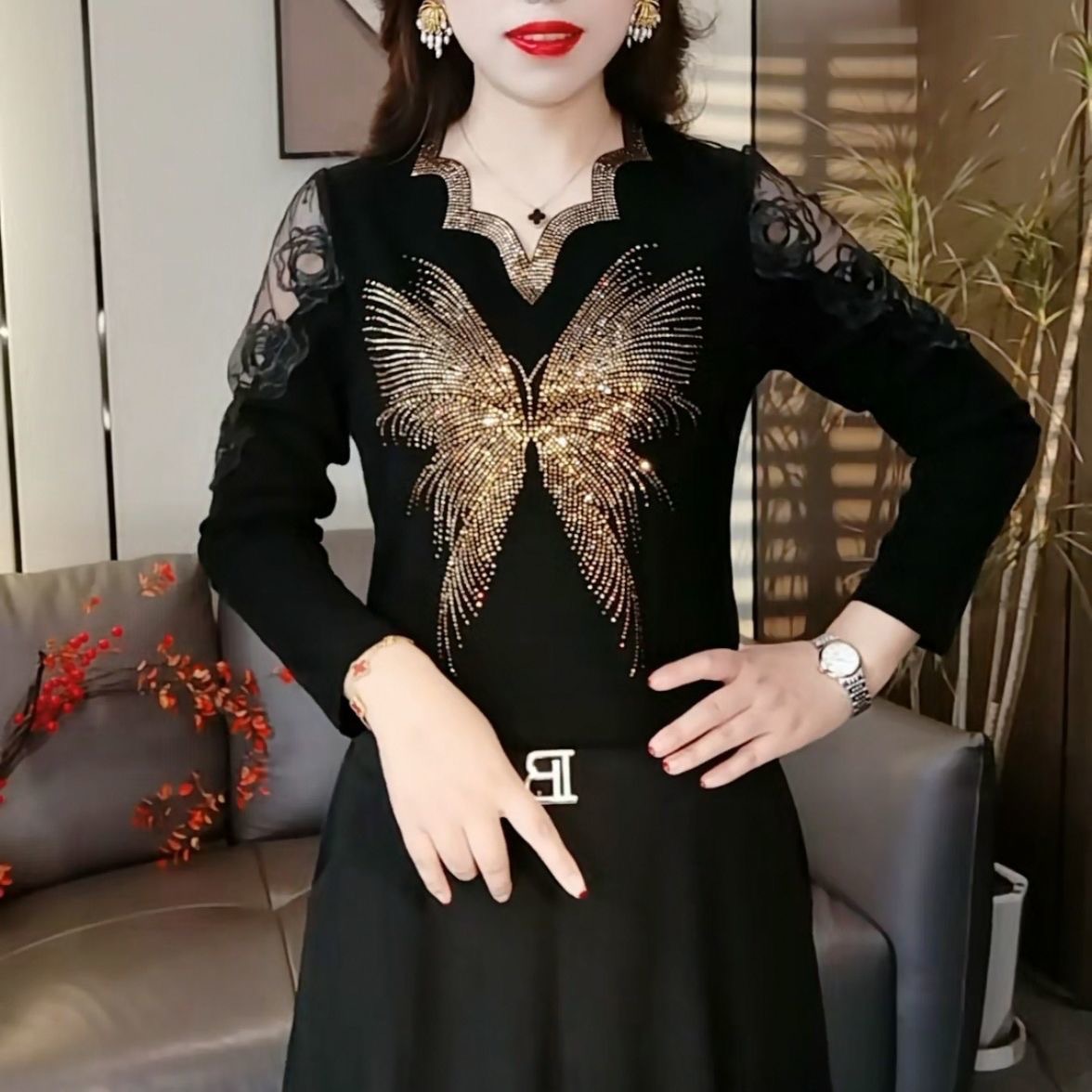 Nueva moda de moda con escote en V con recorte de diamante caliente, hombro con fugas extranjeras, estilo extraño versátil, talla grande y manga media temperamento que adelgaza camiseta de manga larga para mujer image 7