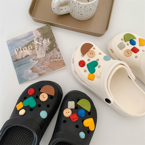 Hole-to-hole shoe inspired by Instagram, cute buttoned top, student-friendly soft and thick sole, outerwear with a foot-melting feel, women's summer sandals