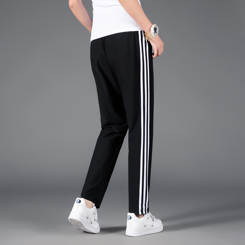 Tres barras pantalones de seda de hielo de verano Pantalones casuales deportivos elásticos de secado rápido para hombres sueltos más tamaño