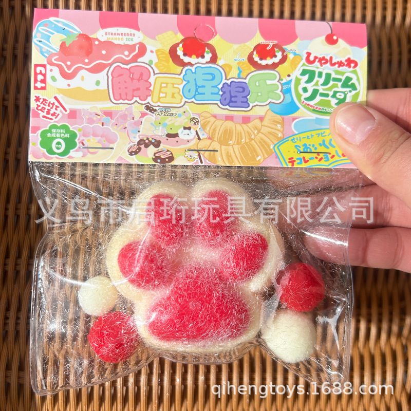 크고 빨간색과 노란색 고양이 발톱(털로 감싸여 있음)